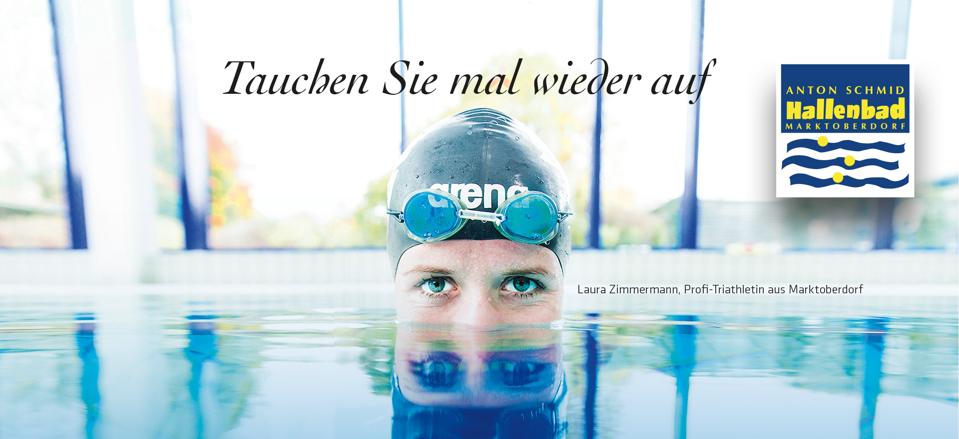 Frau schwimmt in einem Schwimmbecken